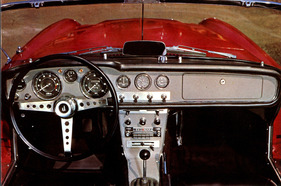 Datsun 1600 Sports (1966) – das von August 1964 bis Februar 1967 verbaute, silberfarbene Armaturenbrett mit sieben Instrumenten