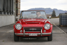 920 kg bringt ein Datsun 1600 Sports auf die Waage. Mit dem abgebildeten Fahrer in schwerer Lederjacke ist es genau eine Tonne
