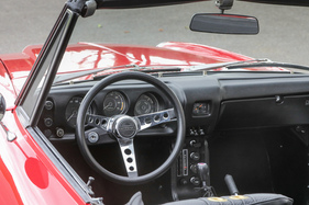 Ein Jahr zuvor schon geschwärzt und in den Instrumenten reduziert, brachte das Modelljahr 1968 ein gepolstertes Armaturenbrett mit nur noch drei Anzeigen