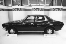 Datsun 180 B am Genfer Automobilsalon 1972 - zeigt an den Seitenfenstern deutliche Crown-Stilelemente