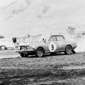Datsun 1800 SSS (1973) - an der 21. East African Safari Rallye belegt Kallström zeitgleich mit dem siegreichen 240 Z von Mehta den zweiten Platz