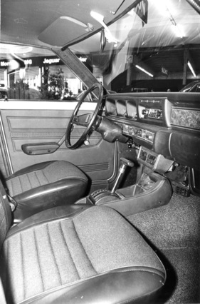 Datsun 180B (1976) - neu auch als viertürige Limousine erhältlich, Automatik serienmässig - Genfer Autosalon 1976