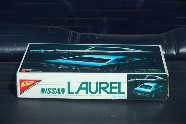 Datsun 200 L (1974) - mit dem passenden Modellbausatz auf der Hutablage - Dolder Classics September 2018