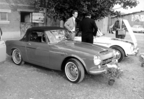 Datsun 2000 Sports (1967) – Ganz ohne Fairlady geht's dann doch nicht: Topfblumen als etwas kümmerliche Dekoration beim Schweizer Importeur