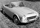 Datsun 2000 Sports (1967) – Halbjahresmodell 1967 1/2 mit niedriger Windschutzscheibe und gegenläufigen Scheibenwischern