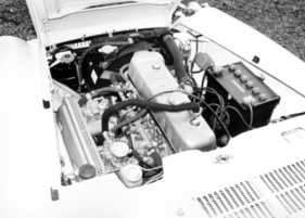Datsun 2000 Sports (1967) – Vierzylinder mit obenliegender Nockenwelle, dessen Ventildeckel ein wenig nach Mercedes-Benz aussieht