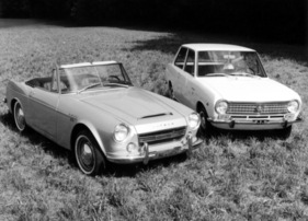 Datsun 2000 Sports (1967) – neben einem Datsun Sunny der ersten Generation (B10), der bei uns Datsun 1000 hiess