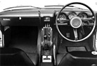 Datsun 2000 Sports (1968) – Nicht schön, aber sicher: gepolstertes Armaturenbrett und Lenkrad mit Pralltopf nach US-Vorschrift