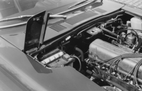Datsun 240 Z (1972) - eine spezielle Serviceklappe gibt Zugang zur Batterie