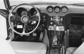 Datsun 240 Z (1972) - sportliches Lenkrad und vollständiges Amaturenbrett Datsun 240 Z (1972) - sportliches Lenkrad und vollständiges Amaturenbrett
