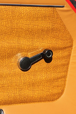 Datsun 240 Z (1974) - Fensterkurbeln, Vinyl udn Plastik - im Interieur wird bescheiden gelebt
