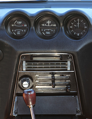 Datsun 240 Z (1974) - Zusatzinstrumente für Wasser-Temperatur, Öldruck, Benzinstand und Stromfluss, sowie Uhr