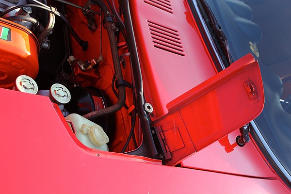 Datsun 240 Z (1974) - Zwecks besserer Zugänglichkeit lassen sich am Rande der Motorhaube zwei zusätzliche Klappen öffnen