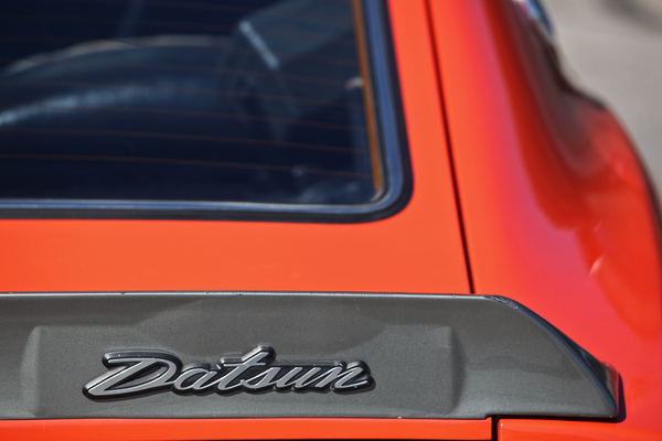 Datsun 260 Z 2+2 (1977) - Datsun-Schrifzug auf dem Heckspoiler