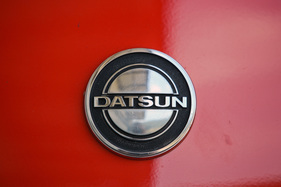Datsun 260 Z 2+2 (1977) - Datsun-Zeichen auf der Kühlerhaube