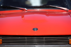 Datsun 260 Z 2+2 (1977) - Markenzeichen auf der Motorhaube