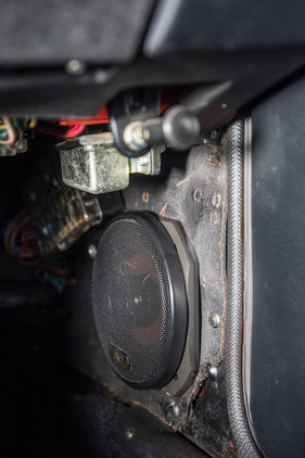 Datsun 260 Z 2+2 (1977) - für HiFi musste damals mit nachträglich eingebauten Lautsprechern gesorgt werden