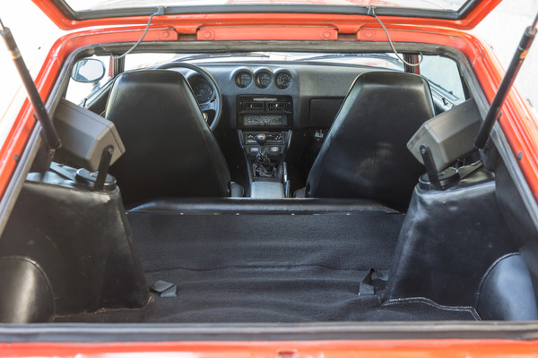 Datsun 260 Z 2+2 (1977) - wandelbarer Innenraum - die Rücksitze konnten umgeklappt werden