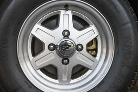 Datsun 280 ZX (1982) - Aluminium-Räder mit "Z"