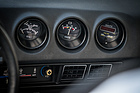 Datsun 280 ZX (1982) - Zusatzinstrumente für Öltemperatur, Öldruck, Stromhaushalt und die Uhrzeit (digital)