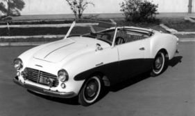Datsun Fairlady (1960) – dem Vorgänger sehr ähnlich, aber als SPL212 mit Stahlblech- statt Kunststoffkarosserie