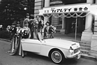 Datsun Fairlady (1963) – "Miss Fairladys" sollten den Verkauf ankurbeln, dem Theaterstück entsprechend natürlich auch mit Blumen