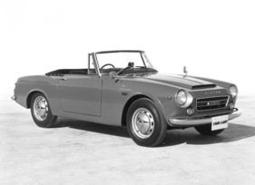 Datsun Fairlady 2000 (1967) – die Zweiliter-Version unterscheidet sich äusserlich durch den Kühlergrill. Hier die nur von März bis September 1967 gebaute Version mit niedriger Windschutzscheibe