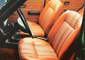 Datsun Sunny 1200 DX (1974) – Cowboy-Ornamentik an den Türverkleidungen