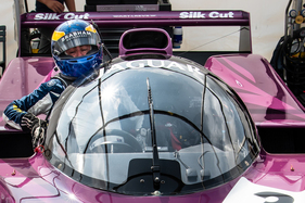 David Brabham zwängt sich unter die Kuppel des Jaguar XJR-14 – Goodwood Festival of Speed 2023