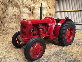 David Brown T.V.O Cropmaster Tractor (1951) - als Lot 201 an der Bonhams Aston Martin Versteigerung am 2. Juni 2018 angeboten David Brown T.V.O Cropmaster Tractor (1951) - als Lot 201 an der Bonhams Aston Martin Versteigerung am 2. Juni 2018 angeboten