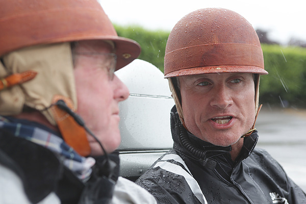 David Coulthard am Steuer diskutiert mit seinem Beifahrer im Mercedes-Benz 300 SLR (1955) an der Mille Miglia 2013