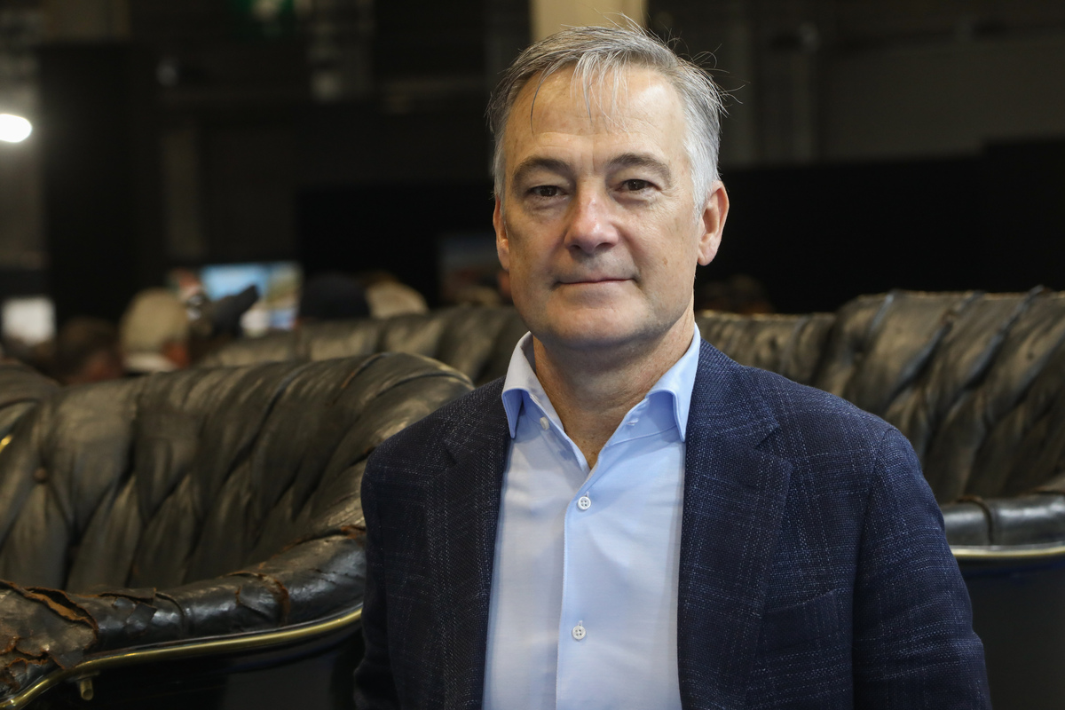 David Gooding mit dem Mercedes-Simplex an der Rétromobile Paris 2024