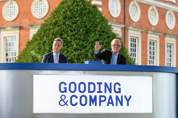 Bild: David Gooding und Charlie Ross anlässlich der Hampton Court Palace Versteigerung 2020