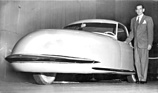 Davis Divan (1947) – Gary Davis neben seinem Zukunftsauto