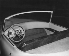 Davis Divan (1948) – Schlichtes Cockpit mit sehr weit nach links gerücktem Lenkrad