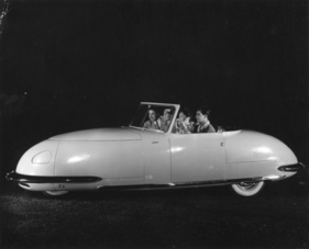 Davis Divan (1948) – Vier Passagiere passen nebeneinander auf die Sitzbank