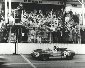 Daytona 1962 - Sieger Dan Gurney im Lotus 19 - Warten vor der Zieldurchfahrt Daytona 1962 - Sieger Dan Gurney im Lotus 19 - Warten vor der Zieldurchfahrt