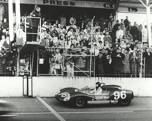 Daytona 1962 - Sieger Dan Gurney im Lotus 19 - Warten vor der Zieldurchfahrt