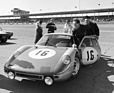 Daytona 1966: Als Joe Buzzetta (am Heck im weissen Overall) und Gerhard Mitter ihre Klasse gewinnen, ist der Carrera GTS schon ein Auslaufmodell
