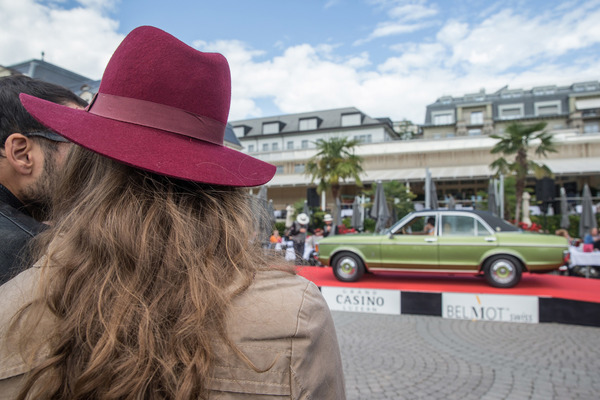 Dazu feierte der Hut seine Renaissance, ob rot …