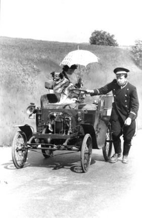 De Dion Bouton (1897) - der Gentleman schiebt, die Frau schützt sich vor der Sonne