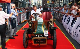 De Dion Bouton (1903) - am RAID Suisse-Paris Concours d'Elegance in Basel im Jahr 2012 De Dion Bouton (1903) - am RAID Suisse-Paris Concours d'Elegance in Basel im Jahr 2012