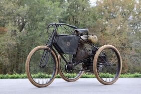 De Dion-Bouton Tricycle (1897) - als Lot 011 angeboten an der Artcurial Rétromobile Paris Versteigerung am 2. Februar 2024