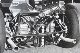 De Dion-Rohr als 3D-Rohr-Gitter beim Test-Monoposto Ferrari T2 von 1975 - speziell hier dass der zusätzliche untere Querlenker wie bei einer unabhängigen Aufhängung funktioniert