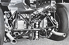 De Dion-Rohr als 3D-Rohr-Gitter beim Test-Monoposto Ferrari T2 von 1975 - speziell hier dass der zusätzliche untere Querlenker wie bei einer unabhängigen Aufhängung funktioniert