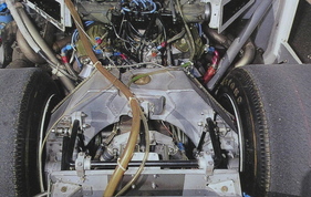 De Dion-Rohr in Kastenform, über der Achse beim Chaparral 2H von 1969 - speziell hier, dass das horizontale Drehgelenk zwischen den beiden „Rohr“-Hälften geführt wird