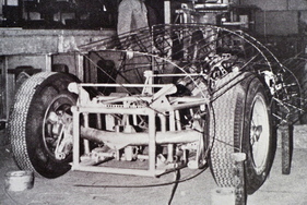 De Dion-Rohr klassisch, hinter der Achse beim Maserati Tipo 151 von 1964