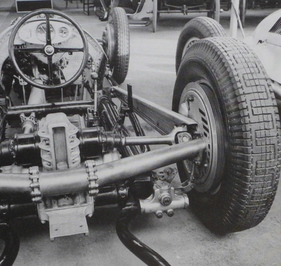 De Dion-Rohr klassisch, hinter der Achse beim Mercedes W125 von 1938 - gut sichtbar die vertikale Gleitschiene am Differential De Dion-Rohr klassisch, hinter der Achse beim Mercedes W125 von 1938 - gut sichtbar die vertikale Gleitschiene am Differential