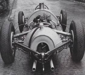 De Dion-Rohr klassisch, über der Achse beim Alfa Romeo Tipo 512 von 1940 - speziell hier, dass die Längslenker hier wegen des breiten 180-Grad-V12-Motors nach hinten führen