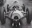 De Dion-Rohr klassisch, über der Achse beim Alfa Romeo Tipo 512 von 1940 - speziell hier, dass die Längslenker hier wegen des breiten 180-Grad-V12-Motors nach hinten führen